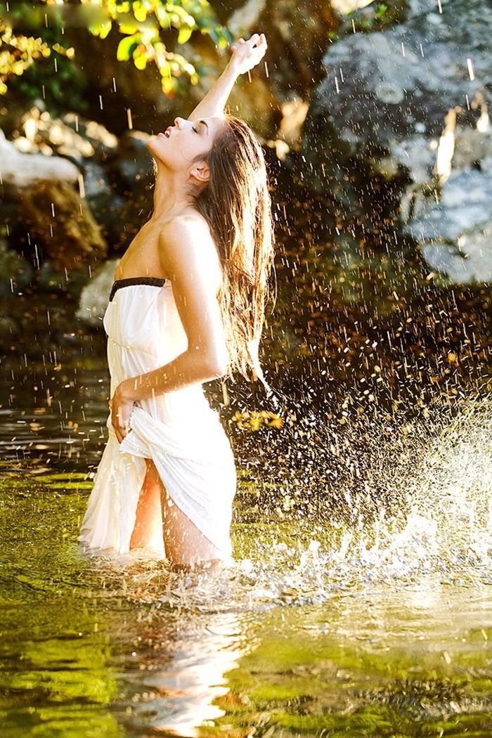 Marie Avgeropoulos in Varri