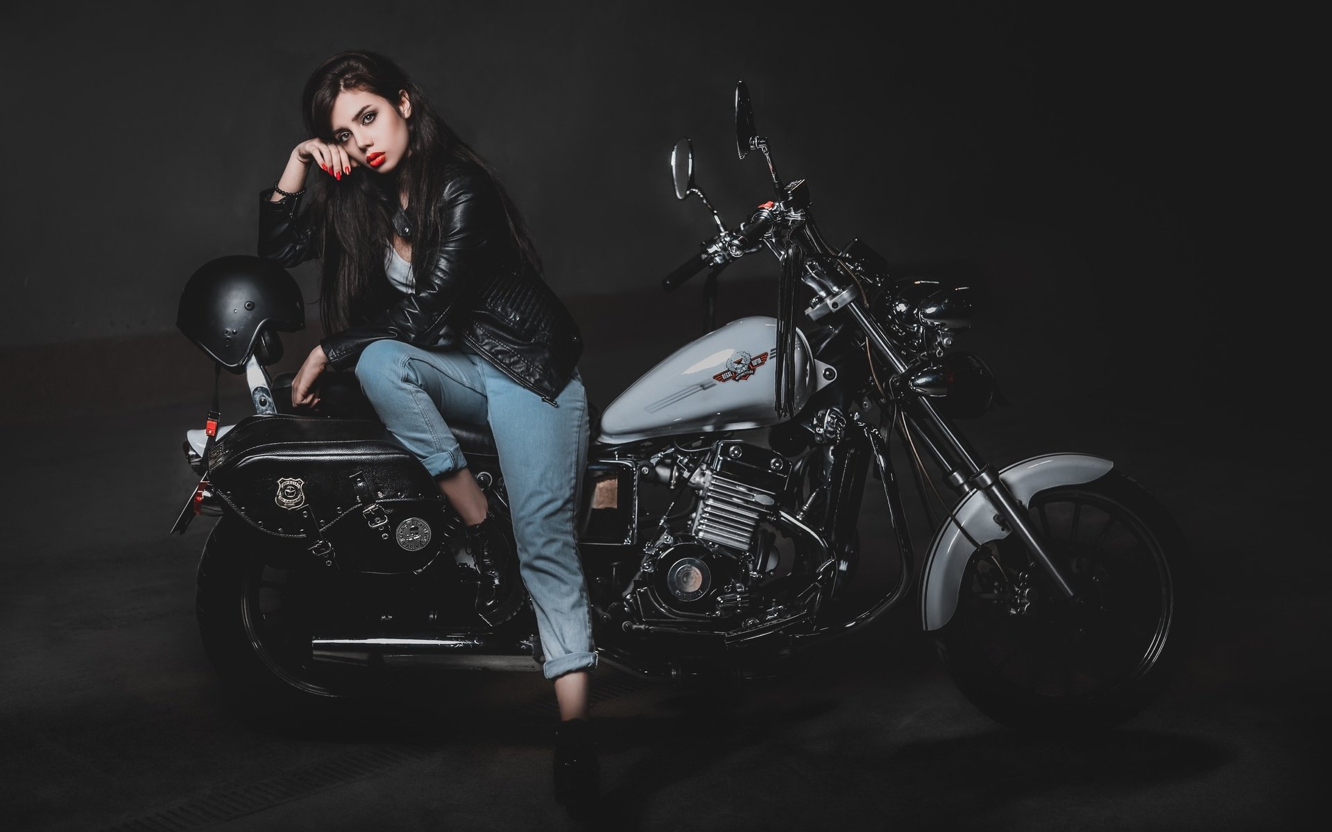Biker girls: style and drive in Varri