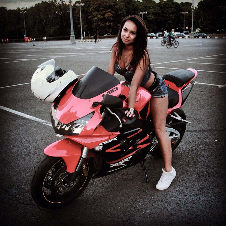 Brunettes on a motorcycle in Varri