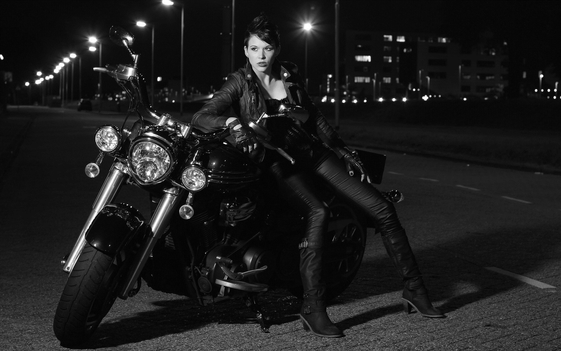 Photo Beautiful girls and motorcycles in Varri