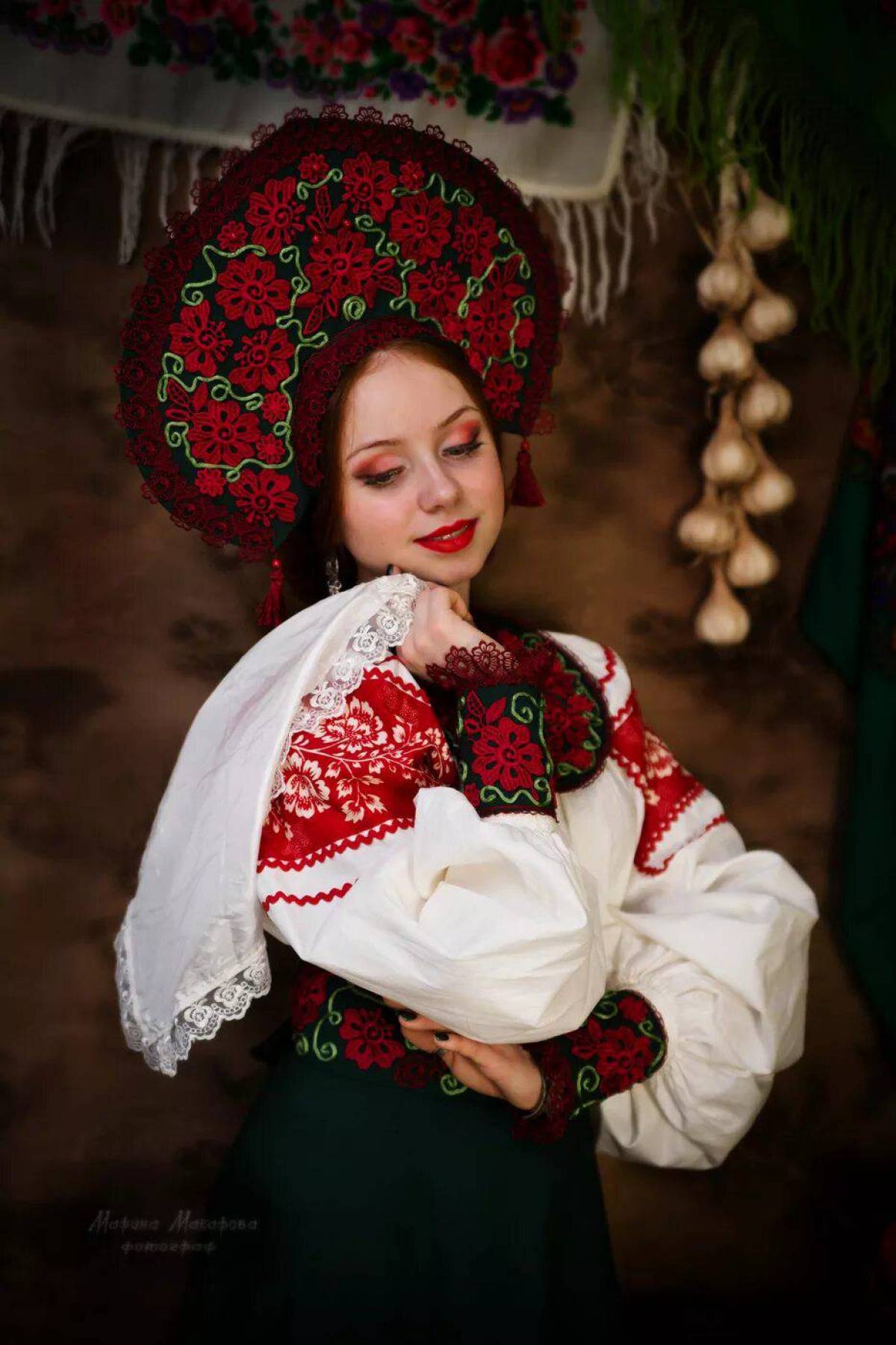 Women in Slavic costumes underwear in Varri