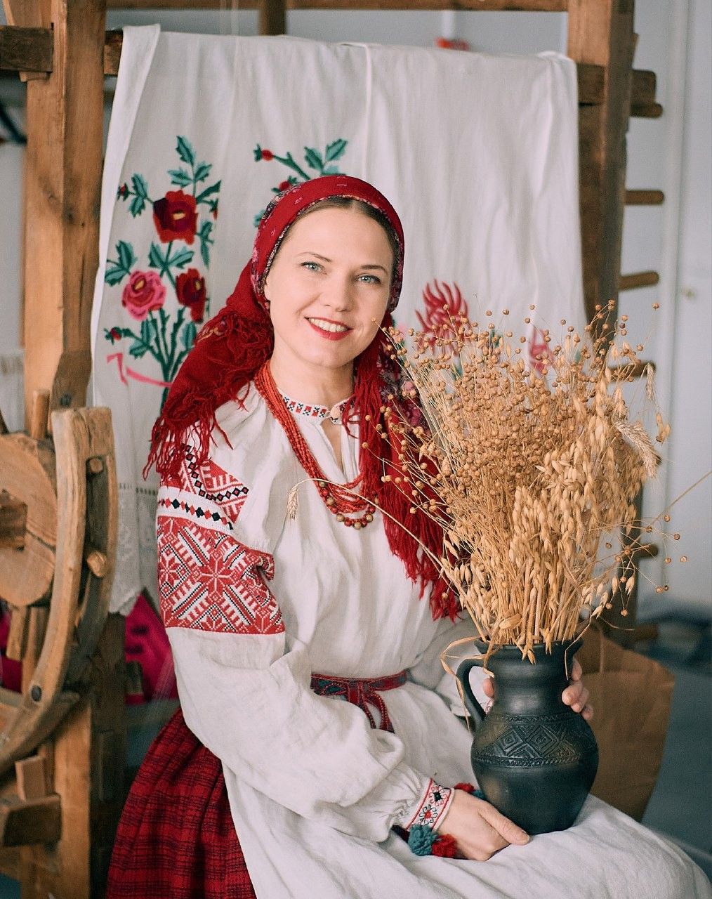 Women in Slavic costumes in Varri