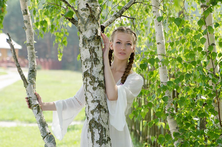 Women in Slavic costumes in Varri