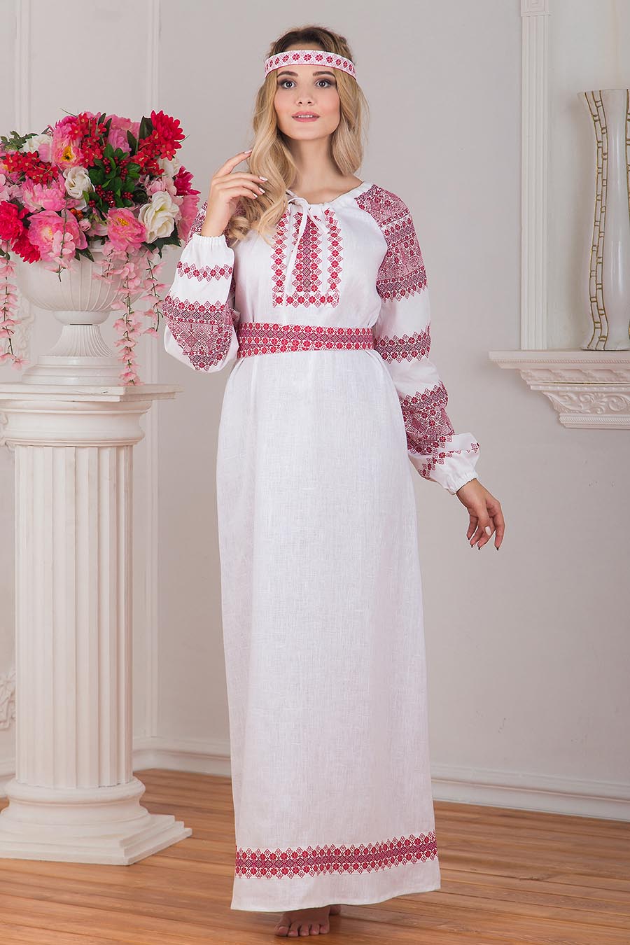 Women in Slavic costumes in Varri