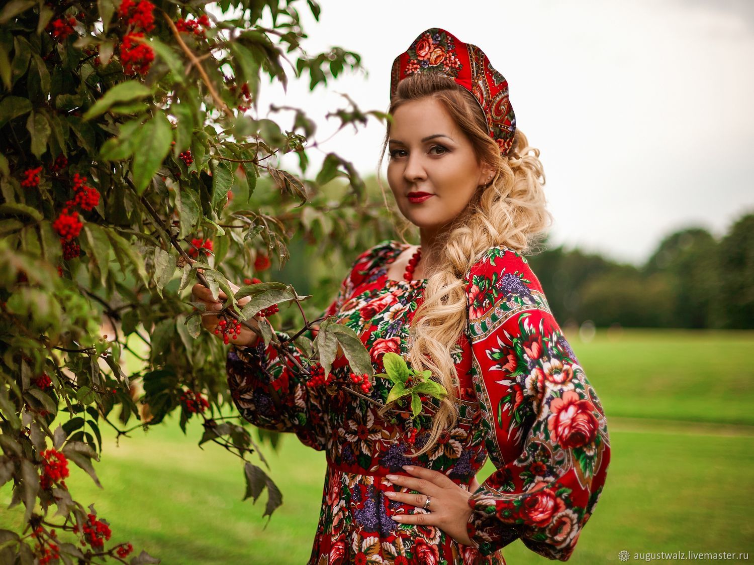 Women in Slavic costumes in Varri