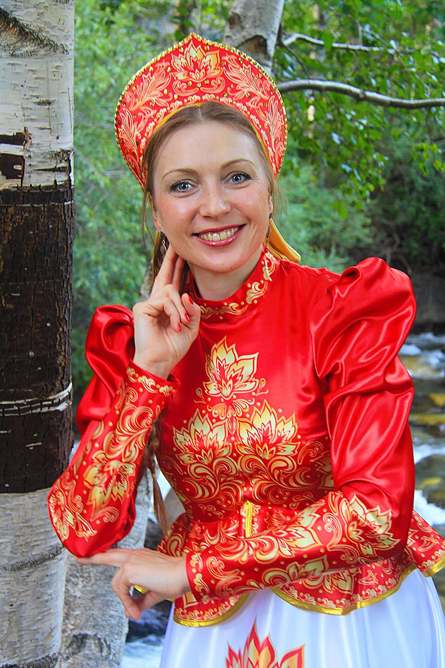 Women in Slavic costumes in Varri