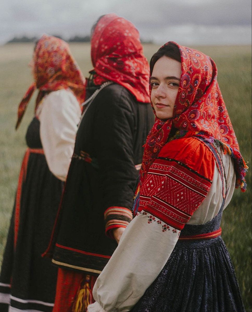 Women in Slavic costumes in Varri