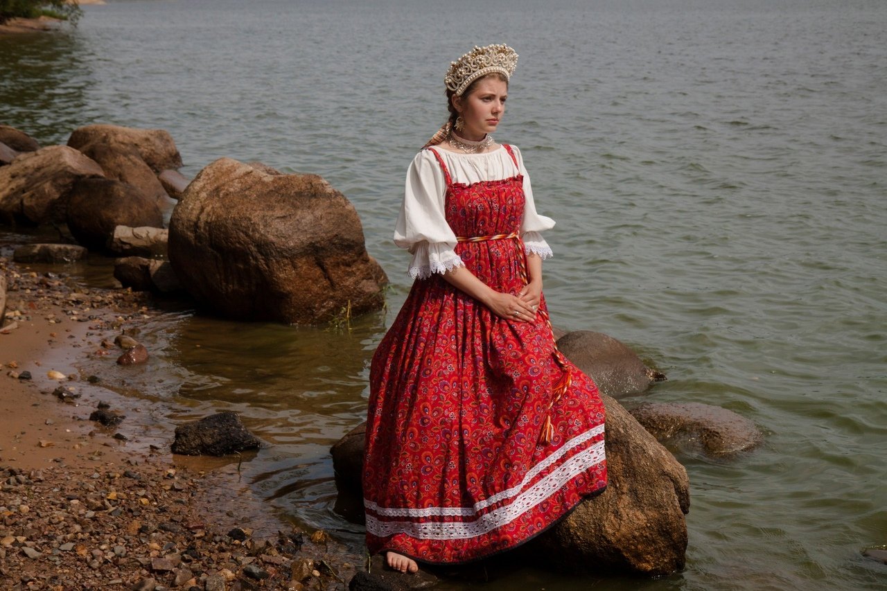 Women in Slavic costumes in Varri