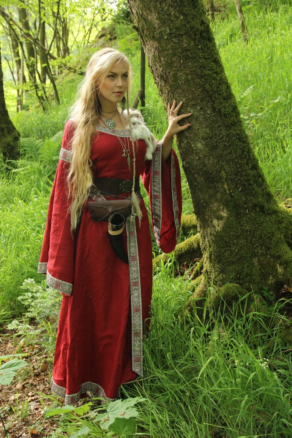 Women in Slavic costumes in Varri