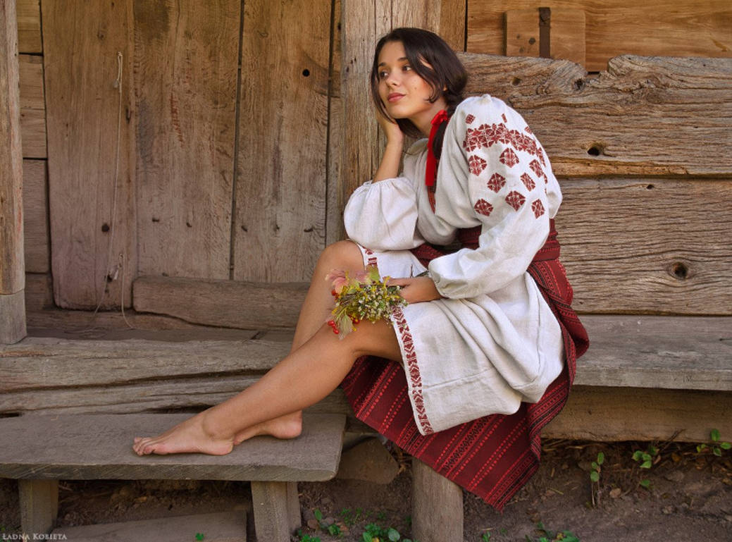 Women in Slavic costumes in Varri