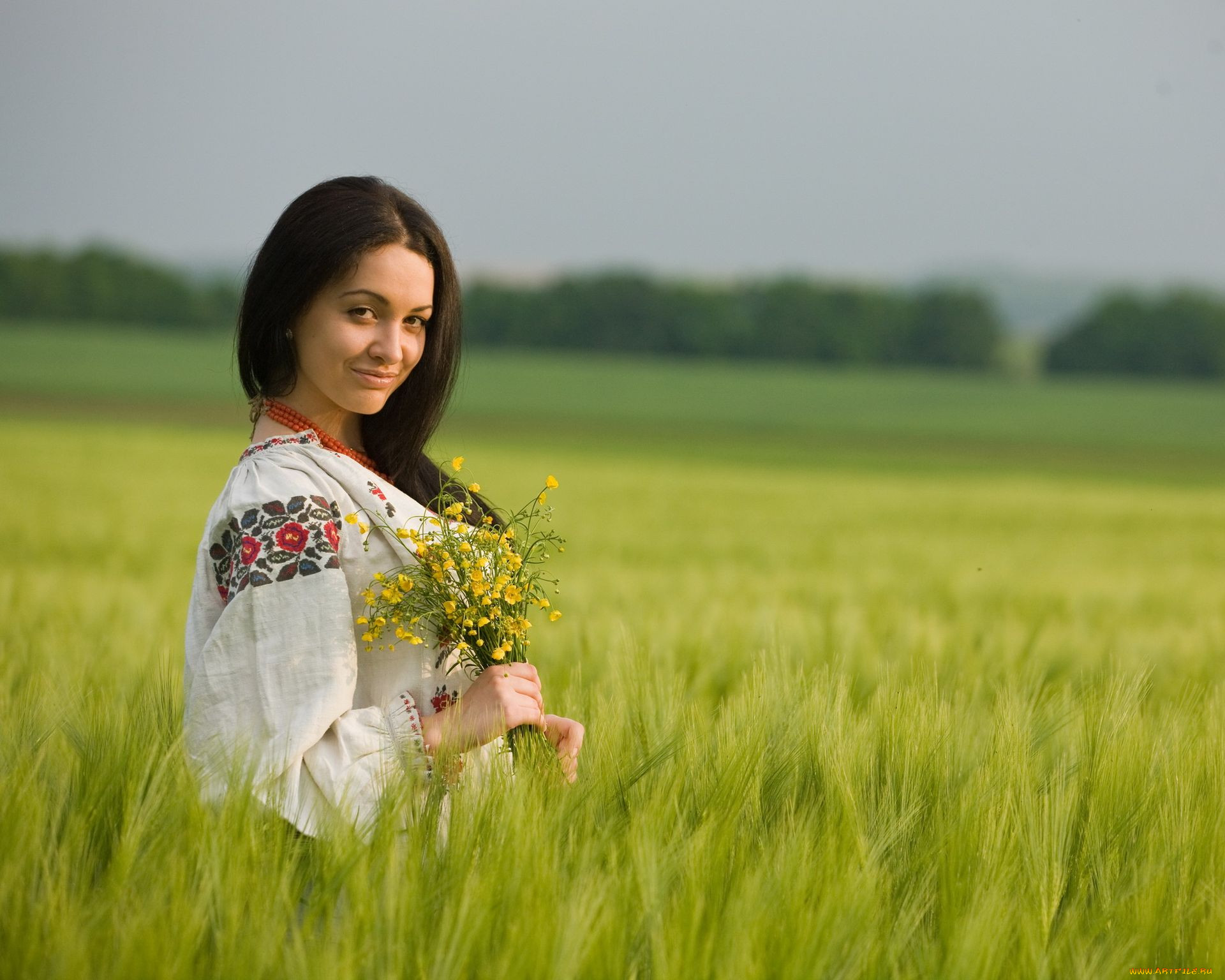 Women in Slavic costumes in Varri