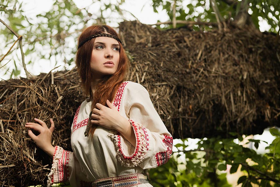 Women in Slavic costumes in Varri