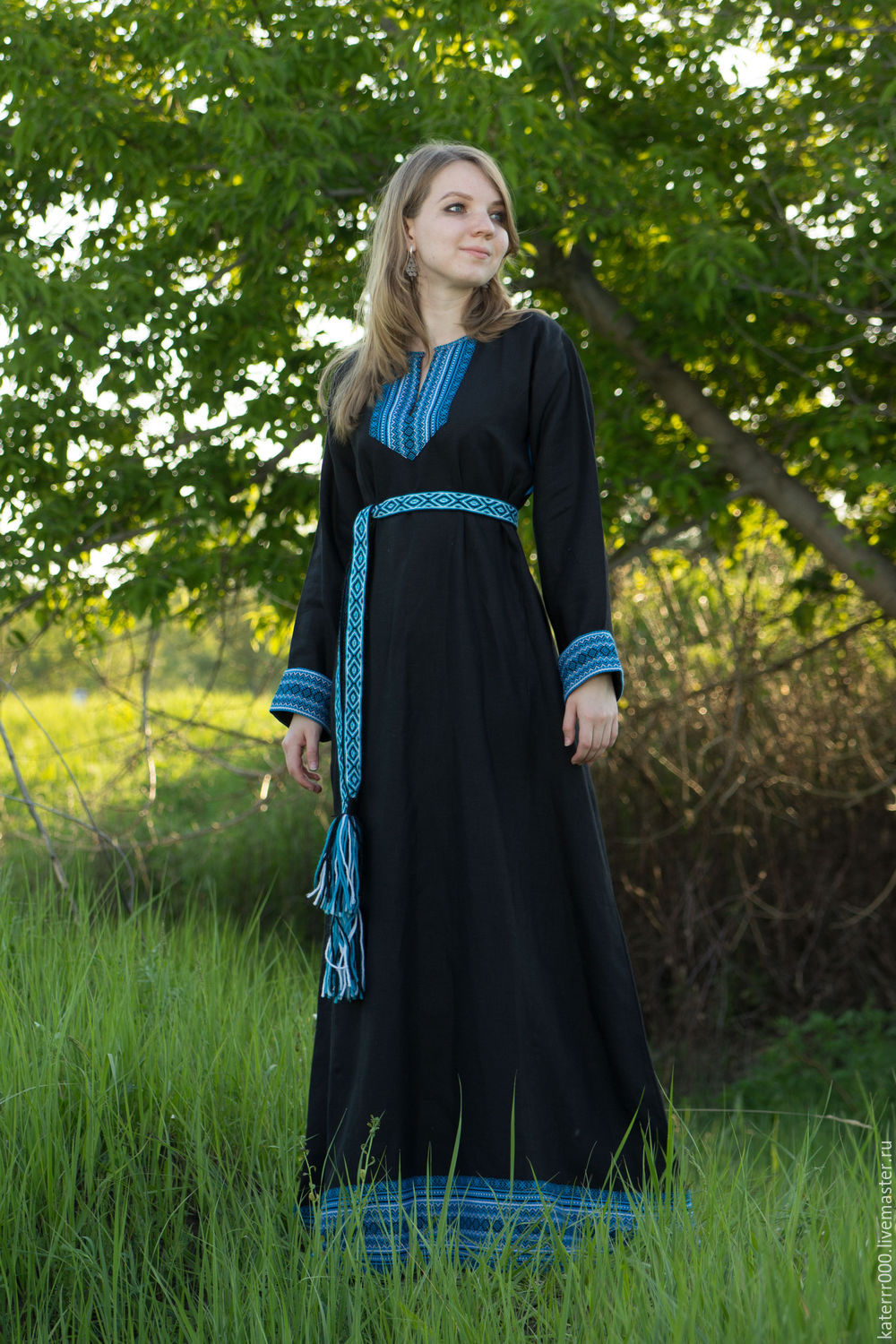 Women in Slavic costumes in Varri