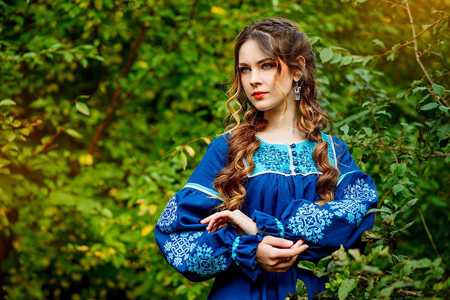 Sexy photo Women in Slavic costumes in Varri