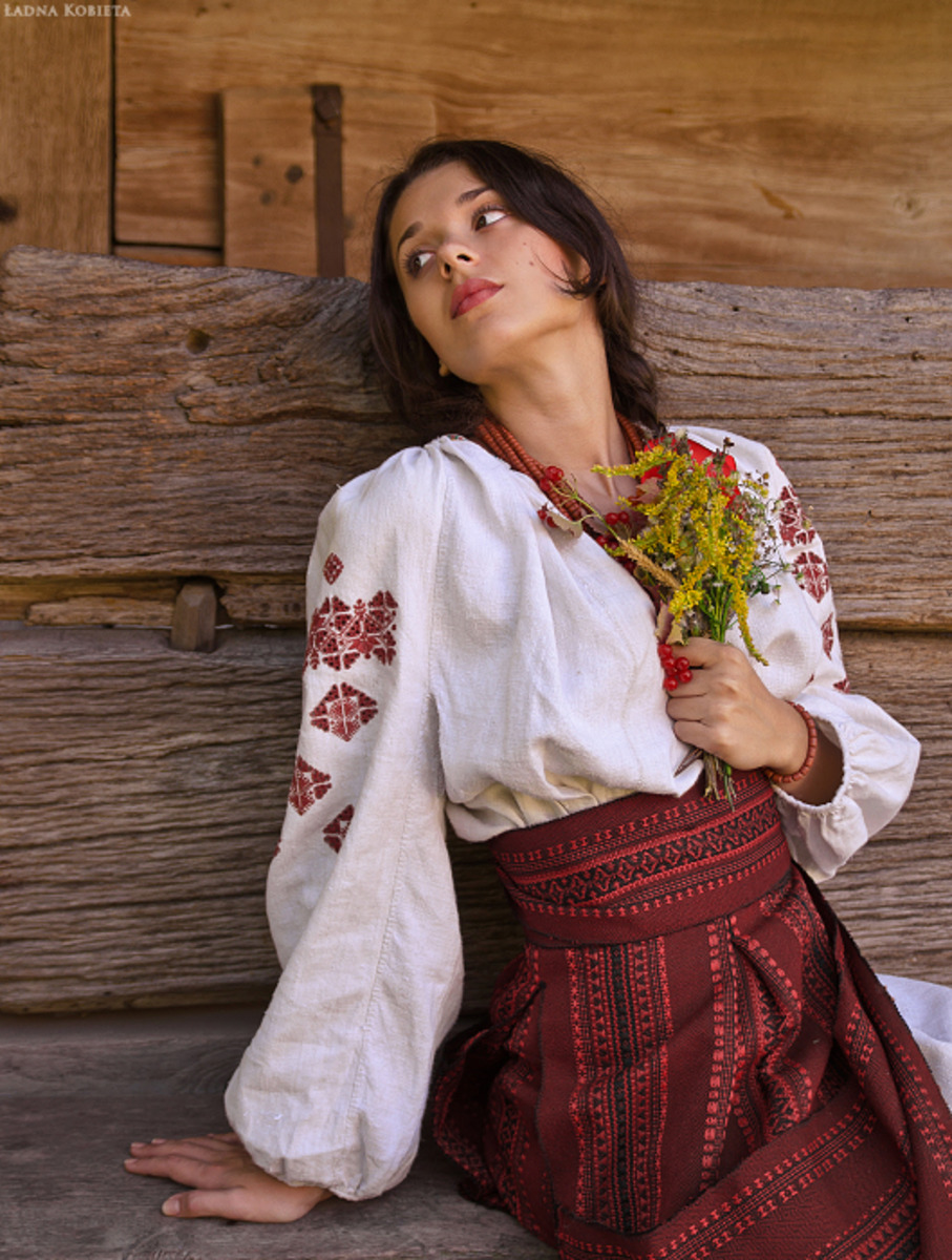 Girls in Slavic costumes in Varri