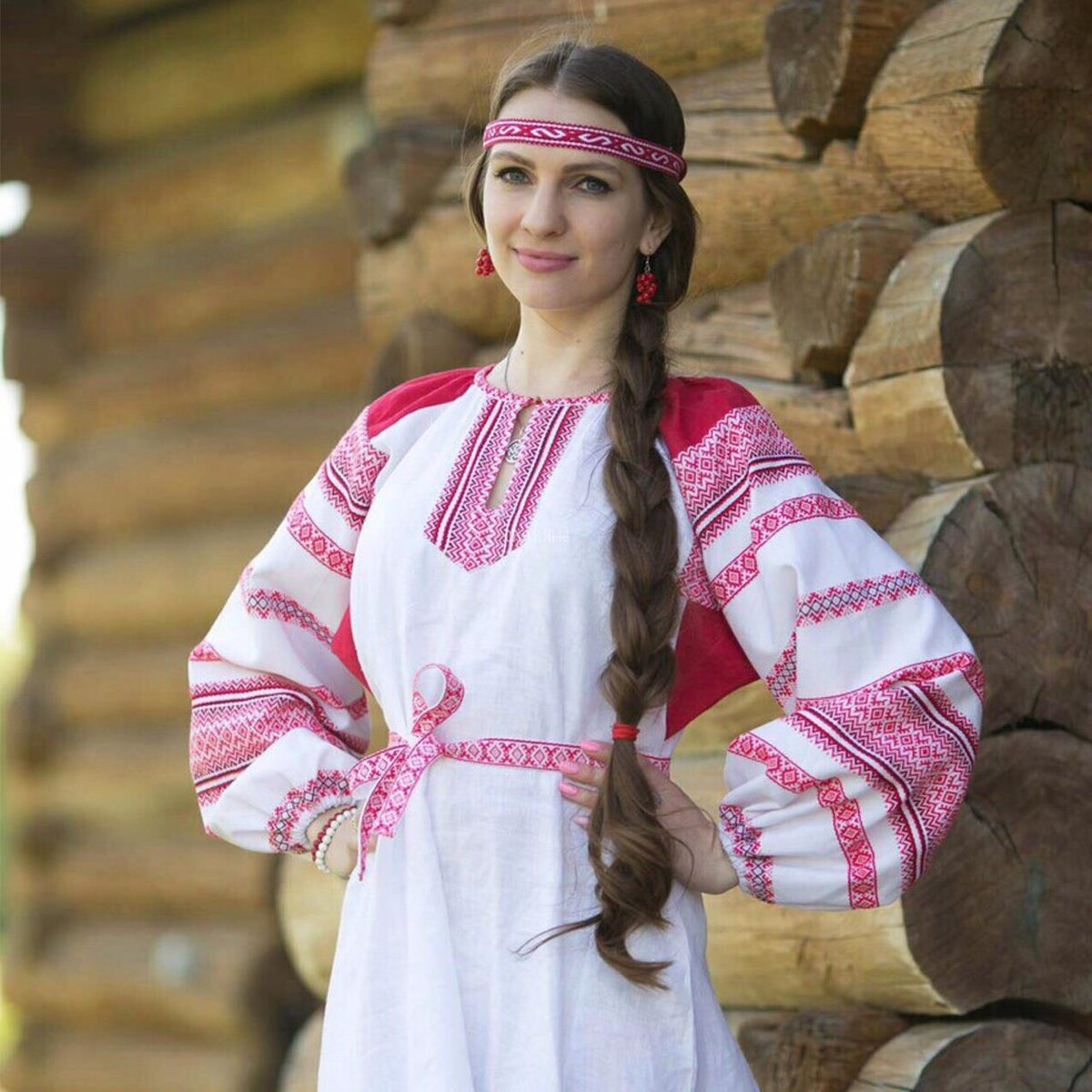 Girls in Slavic costumes in Varri