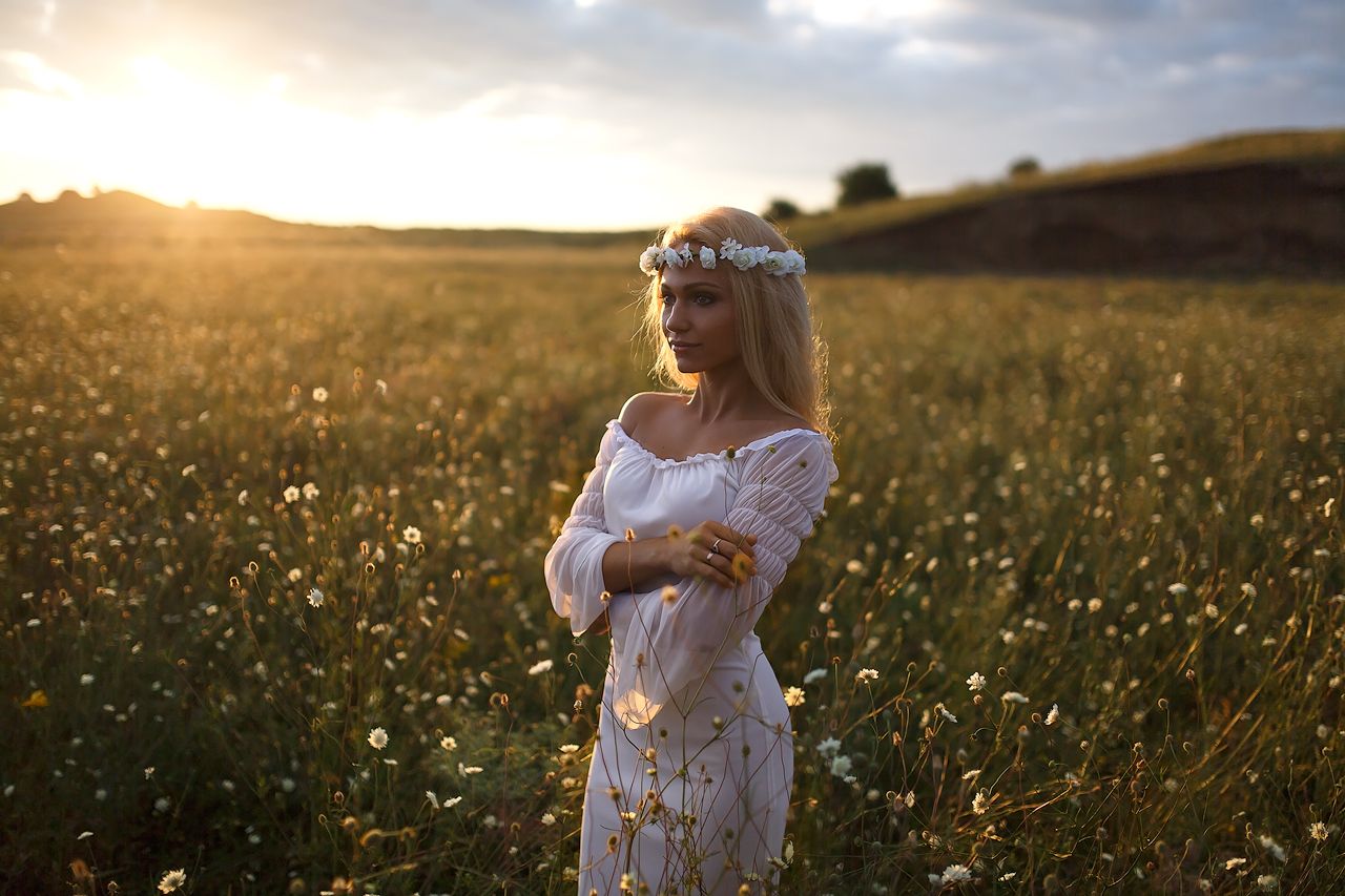 Girls in Slavic costumes in Varri