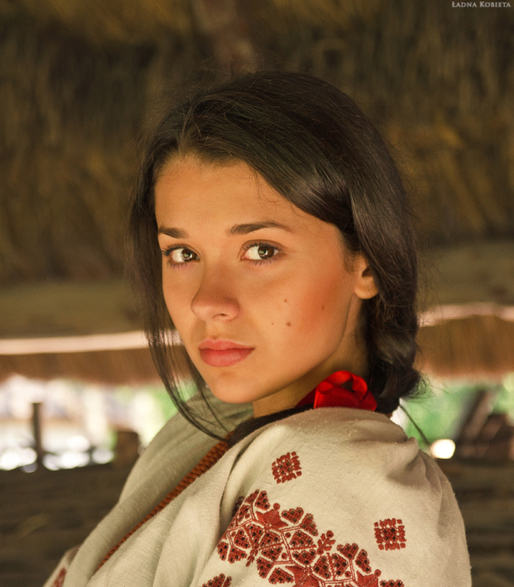 Girls in Slavic costumes in Varri