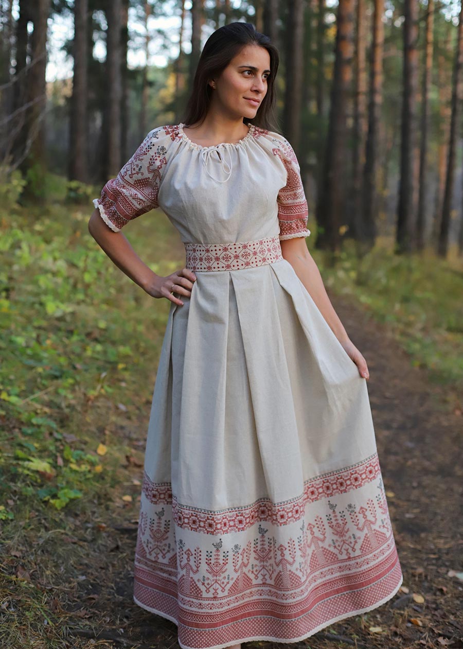 Girls in Slavic costumes in Varri