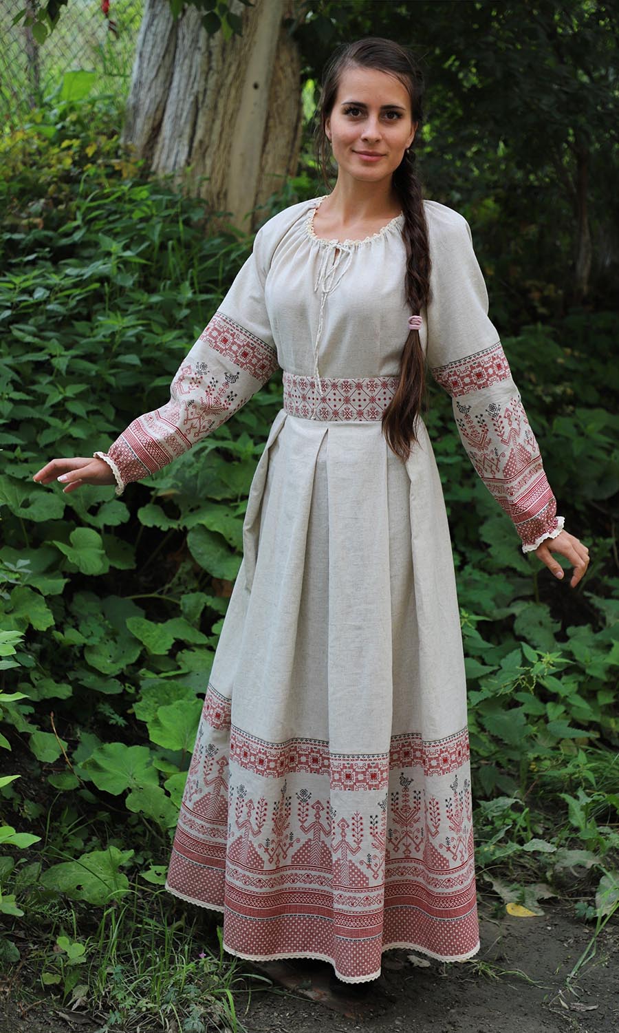 Girls in Slavic costumes in Varri
