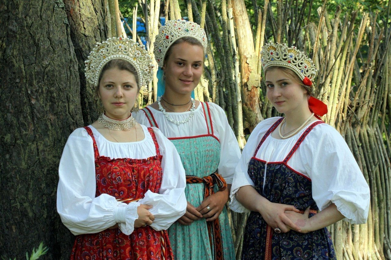 Sexy model Girls in Slavic costumes in Varri