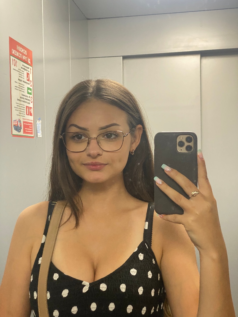 Sexy model Stacy in Varri