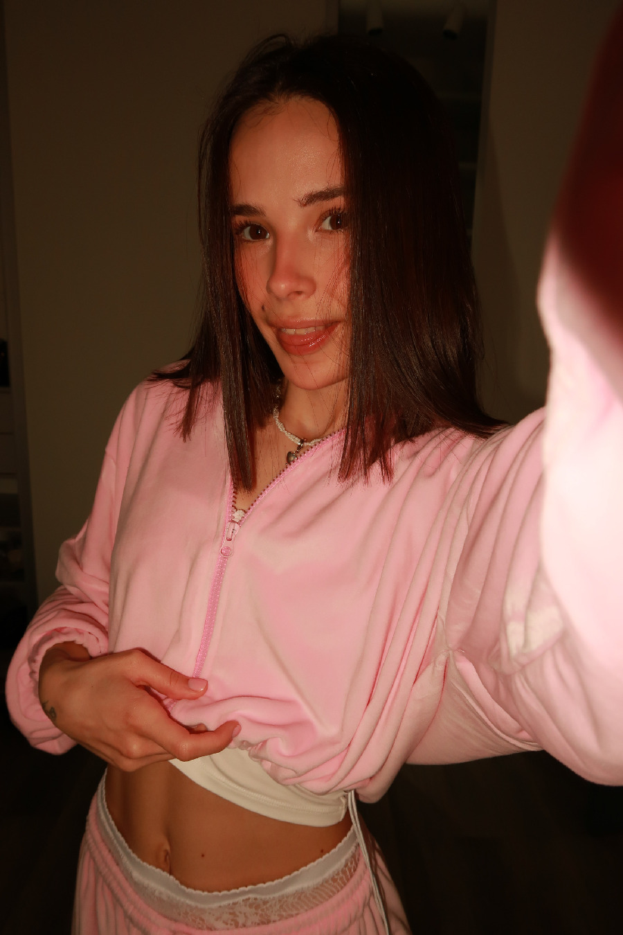 Tina brings the glow — live moments in Varri